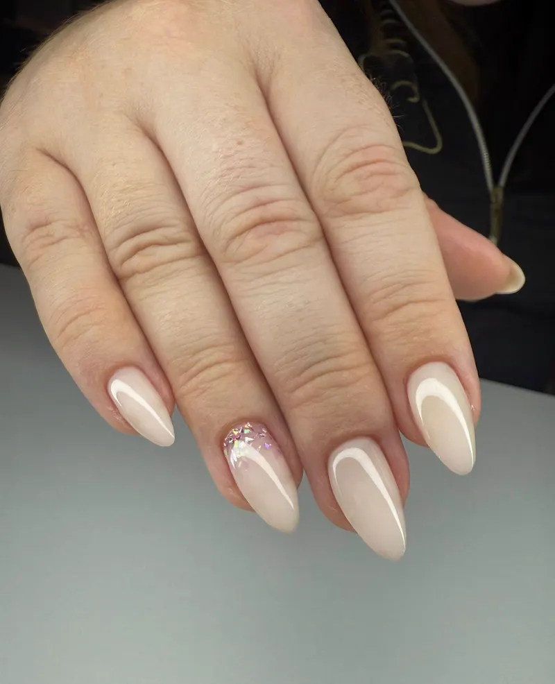 Mlečno nude ombre francoska z bleščico