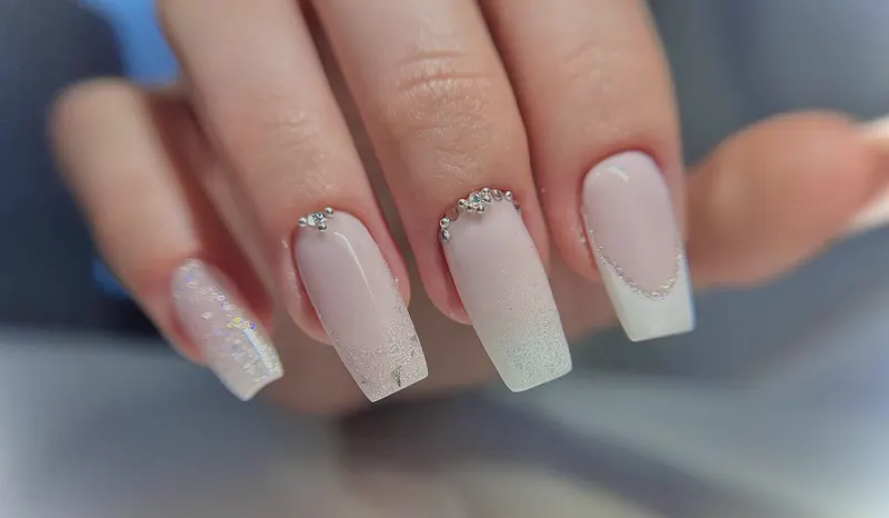 Coffin baby boomer ombre z glitterjem in kristalčki