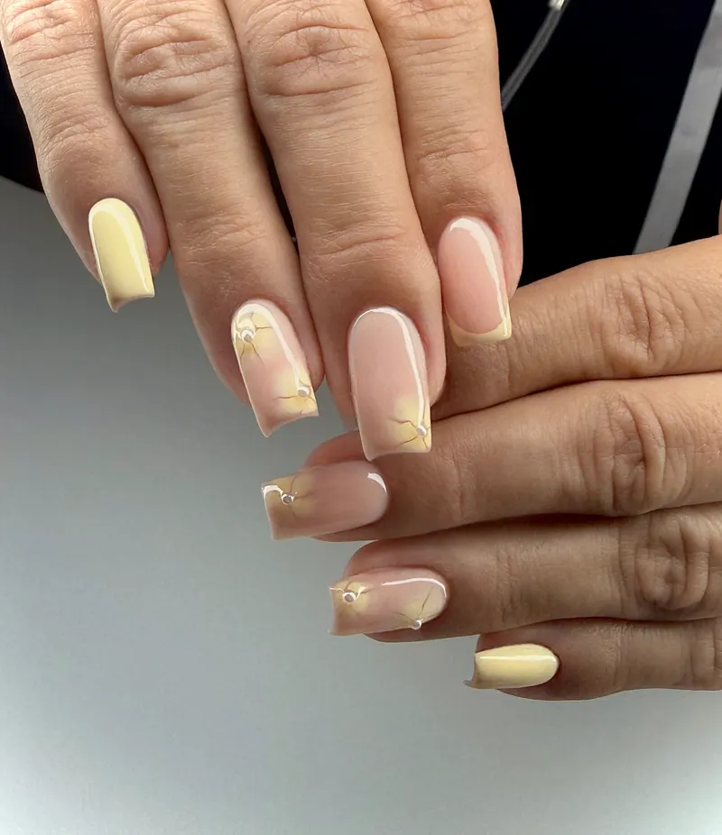 Nude in pastelno rumena francoska z zlato poslikavo