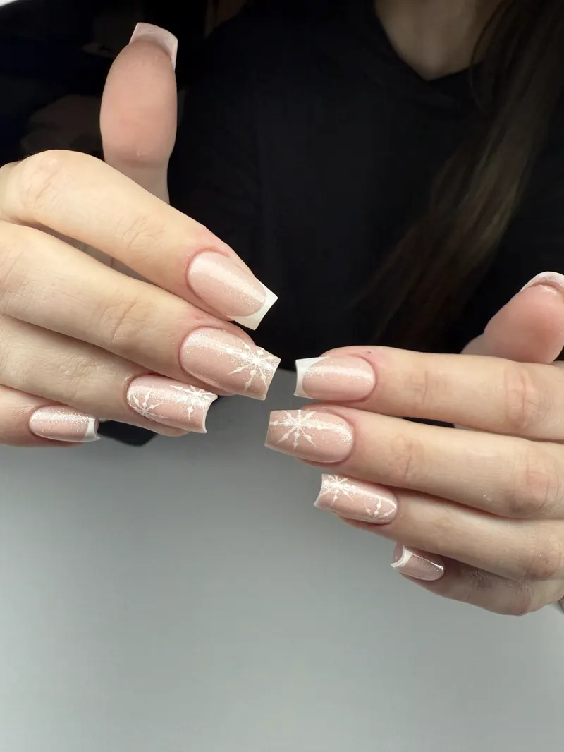 Bela francoska z roza shimmer bazo in snežinko
